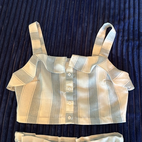Matching set, crop tank and high waisted paper bag shorts - Picture 2 of 3